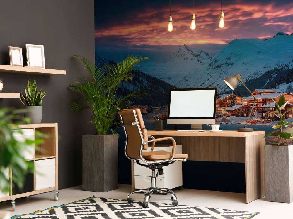 Avondlicht over bergdorp in de sneeuw