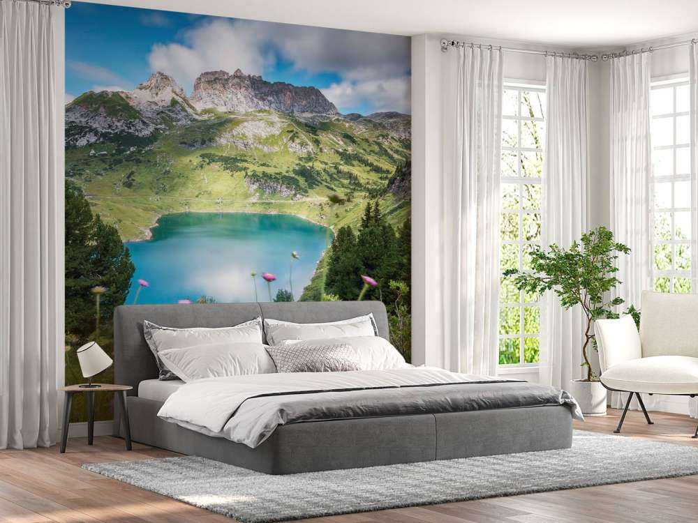 Bergmeer met wilde alpenbloemen