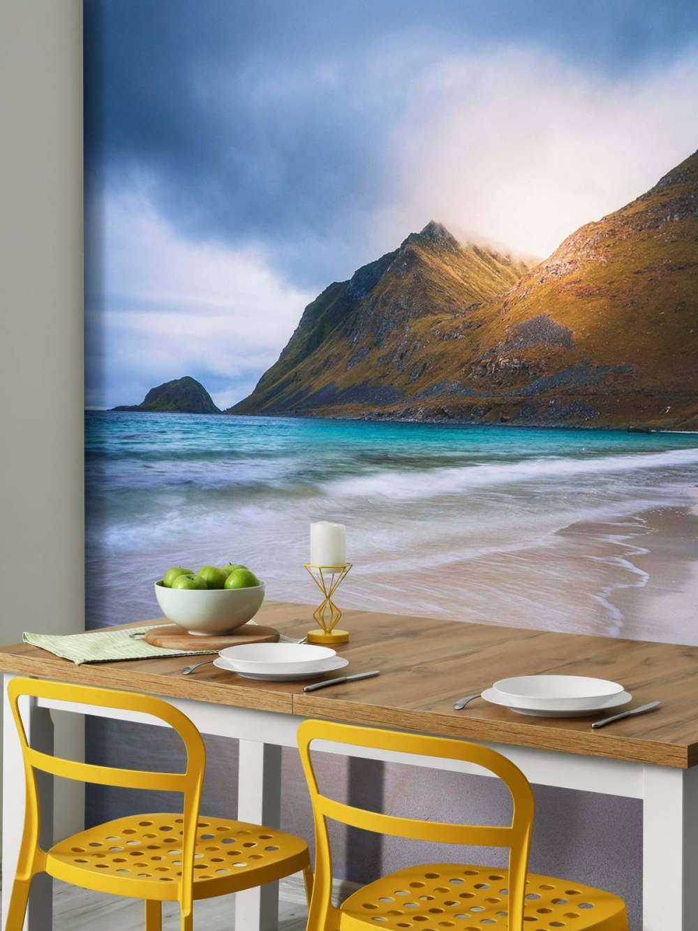 Zonlicht op berg en branding