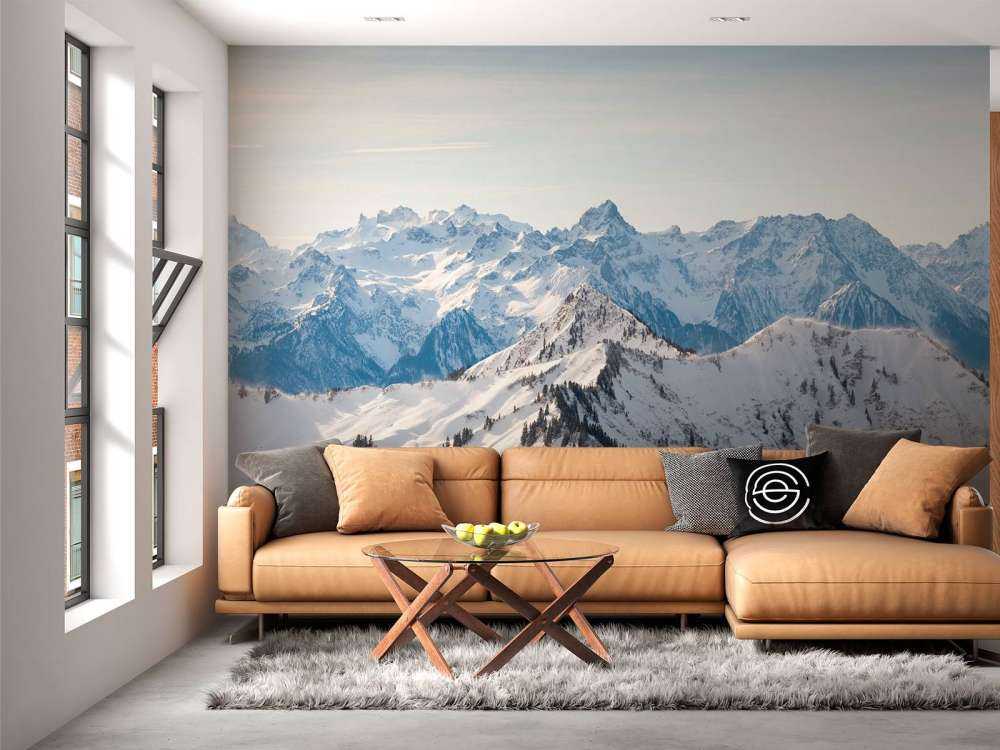 Winterse bergketen met besneeuwde sparrenrug