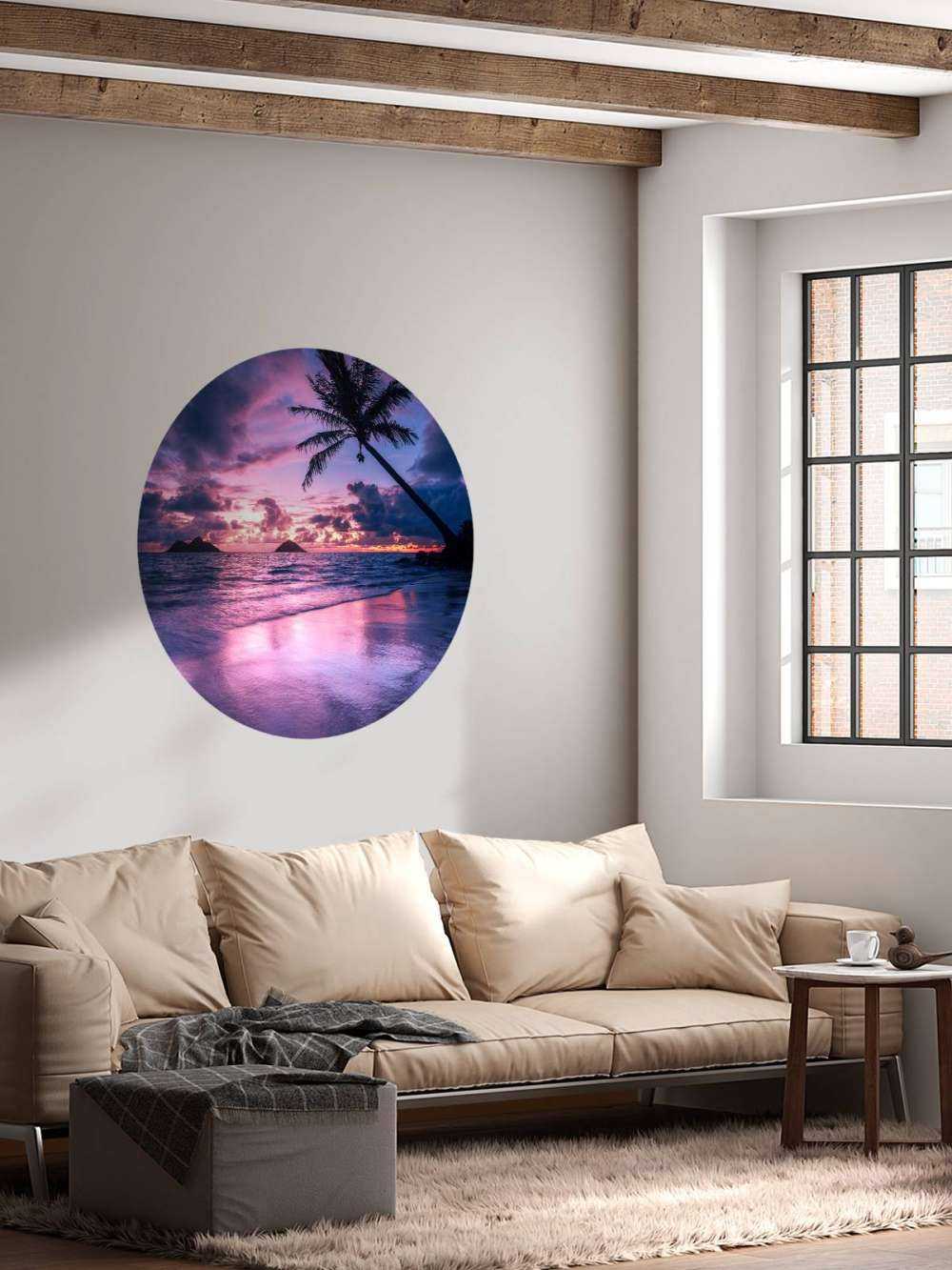 Palmstrand bij paarse zonsondergang