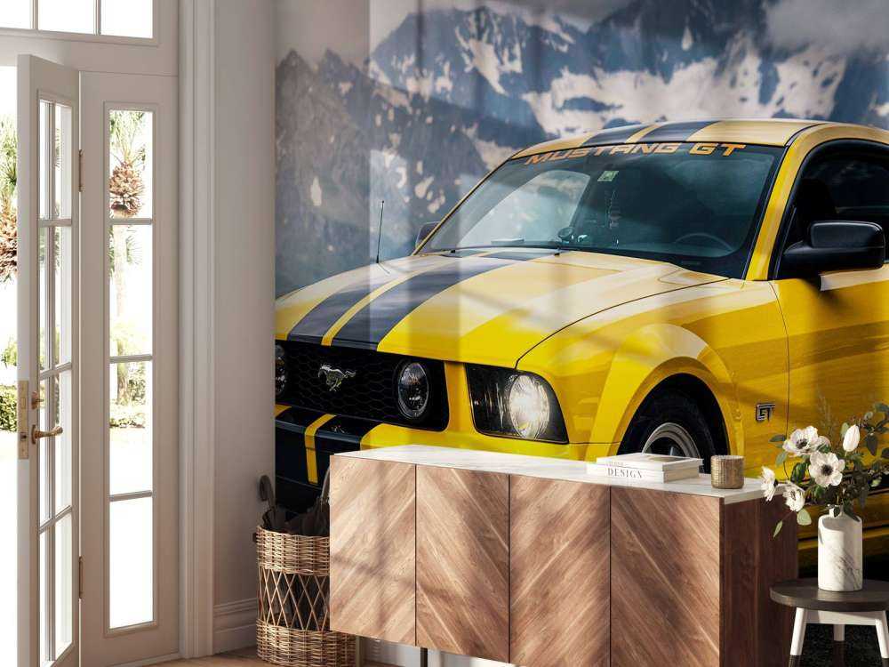 Gele mustang in berglandschap