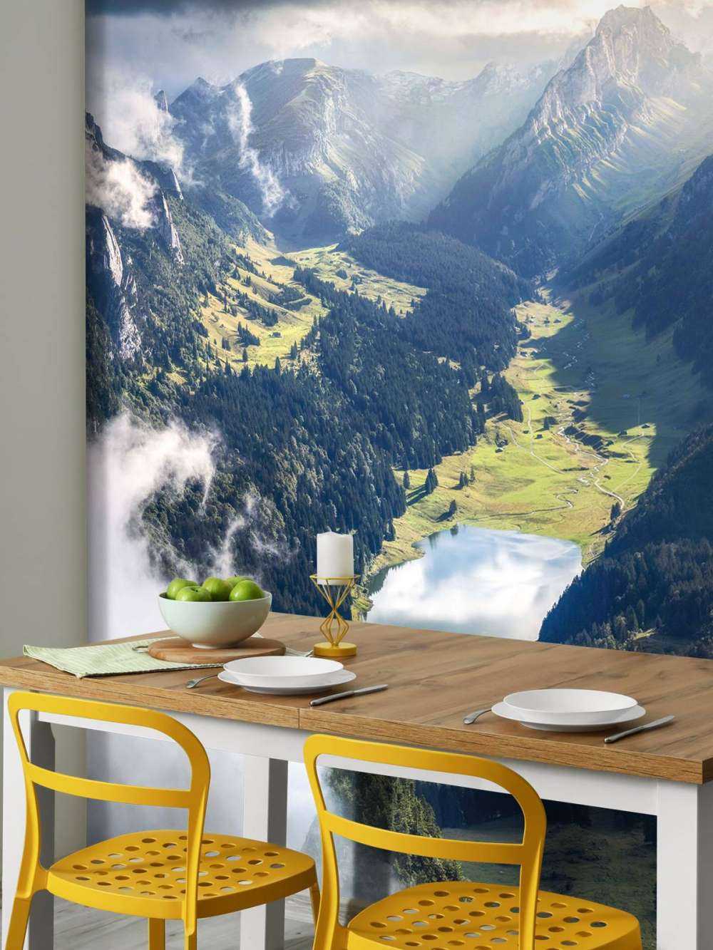 Zonlicht over bergmeer in vallei