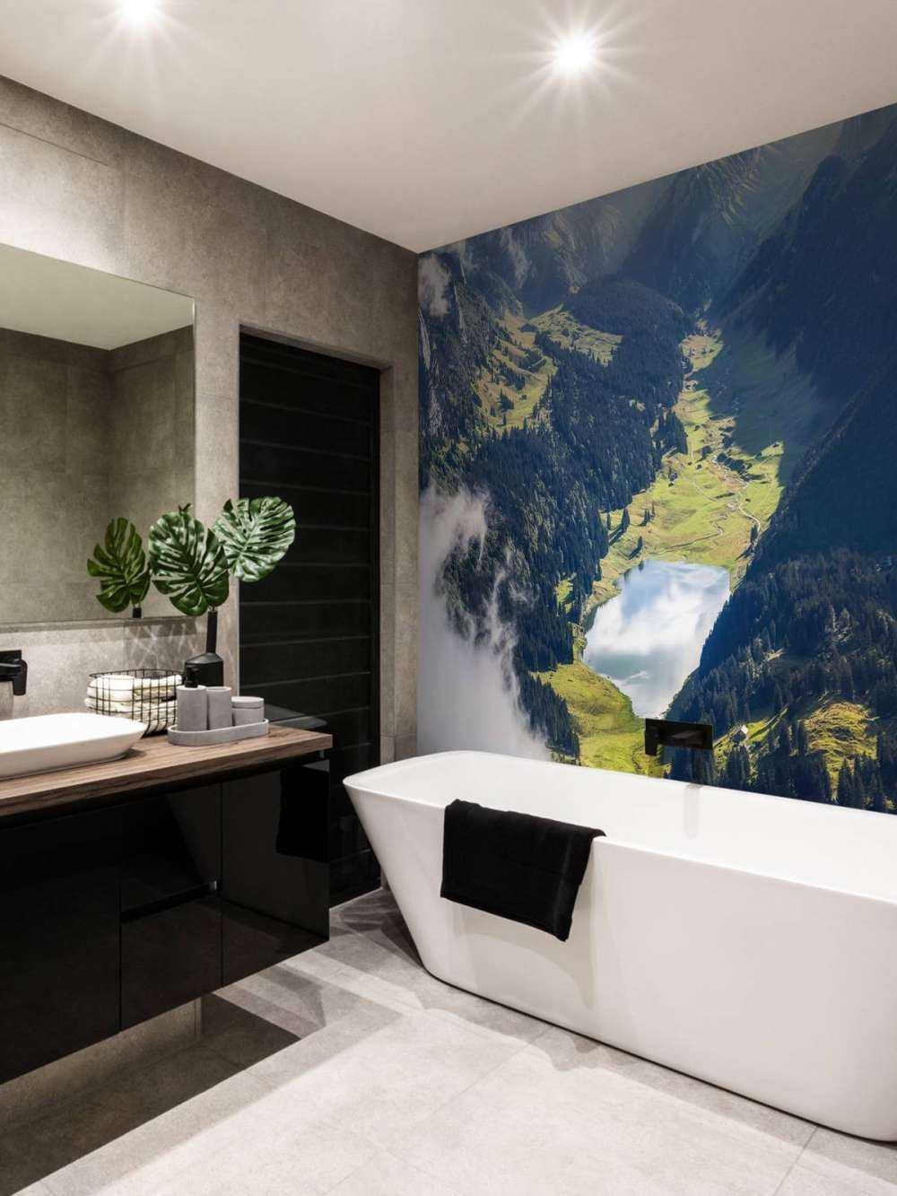 Zonlicht over bergmeer in vallei