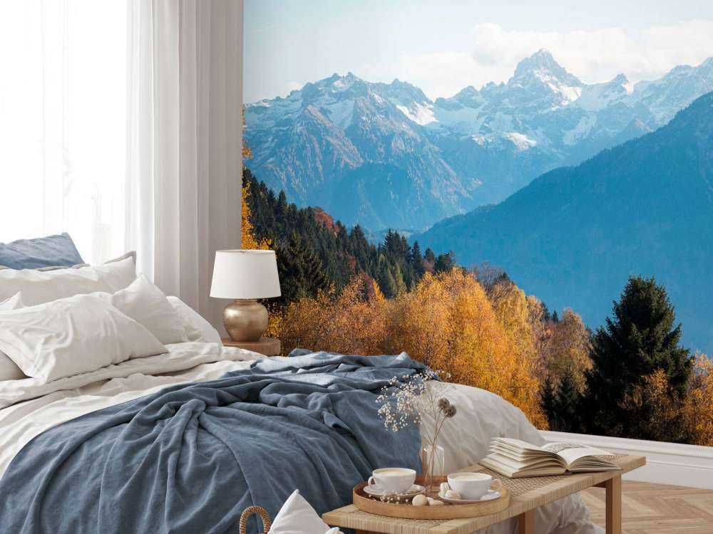 Herfstkleuren voor besneeuwde bergtoppen