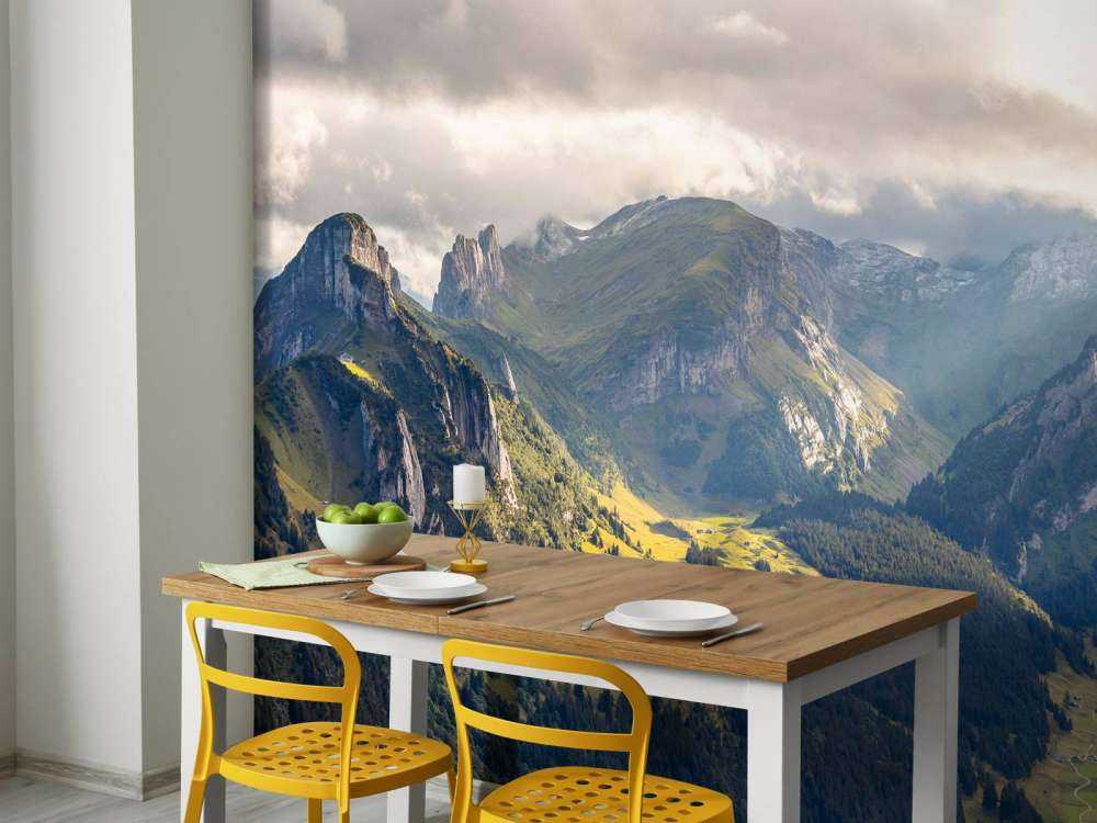 Zonlicht over groene bergvallei