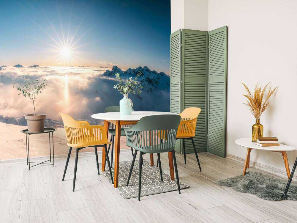 Zon boven wolkendek in alpenpanorama