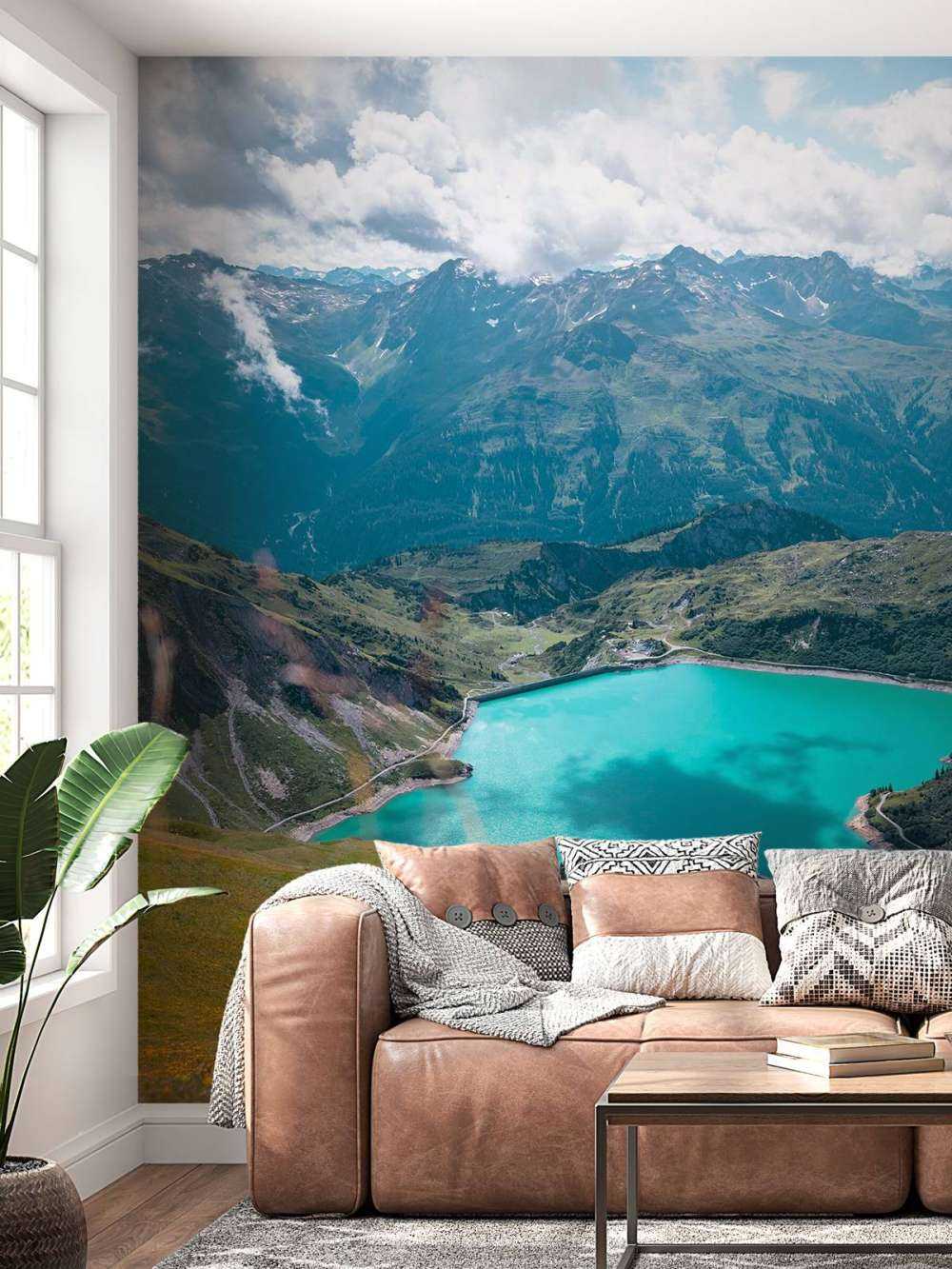 Bloemenweide aan turquoise bergmeer