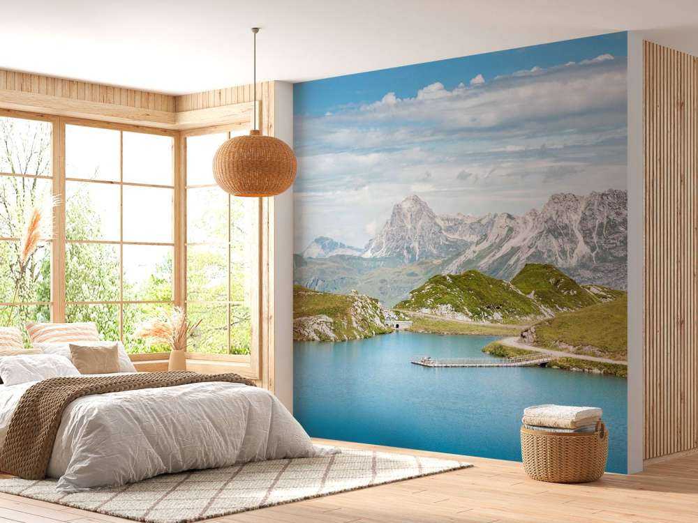 Helder bergmeer in zomervallei