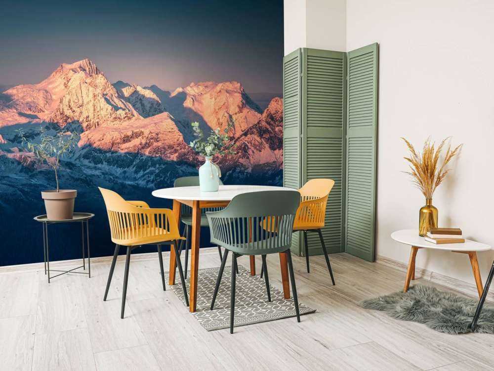 Ochtendlicht op besneeuwde bergtoppen