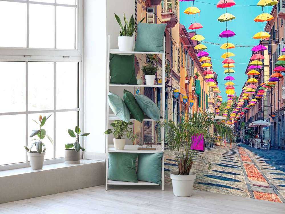 Vrolijke parasols boven zonnige straat