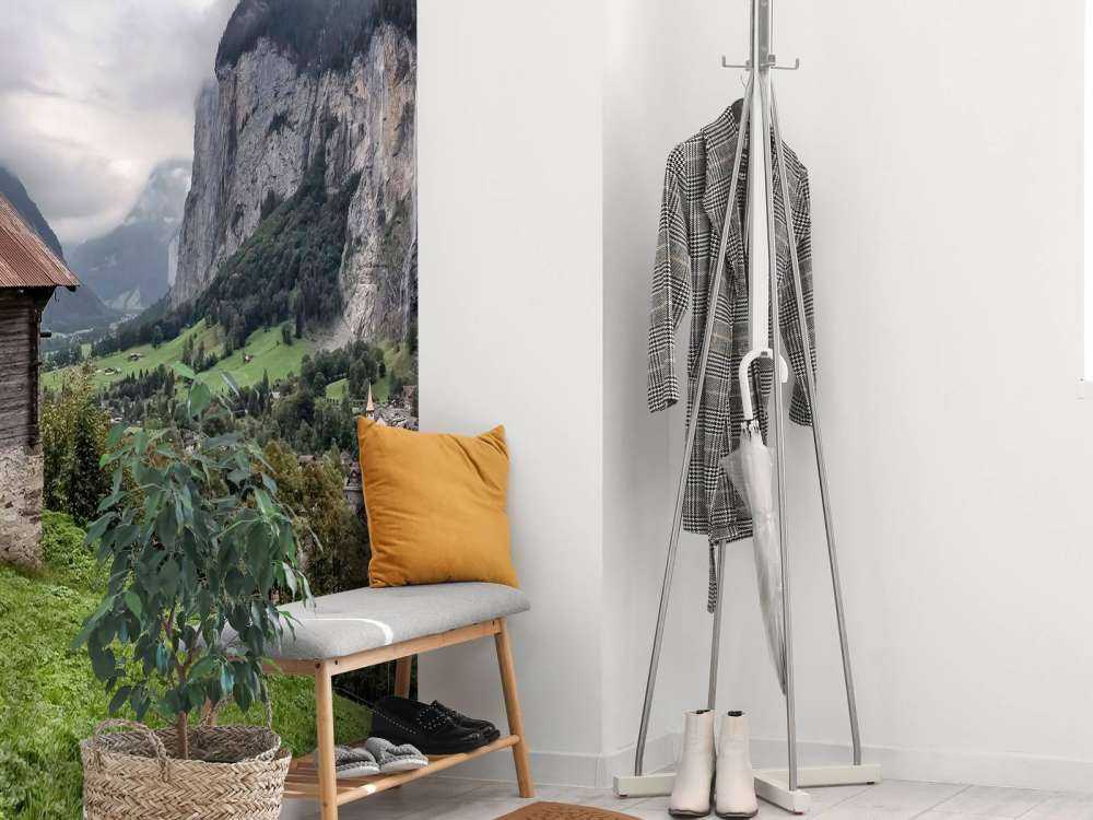 Bergvallei met houten berghut