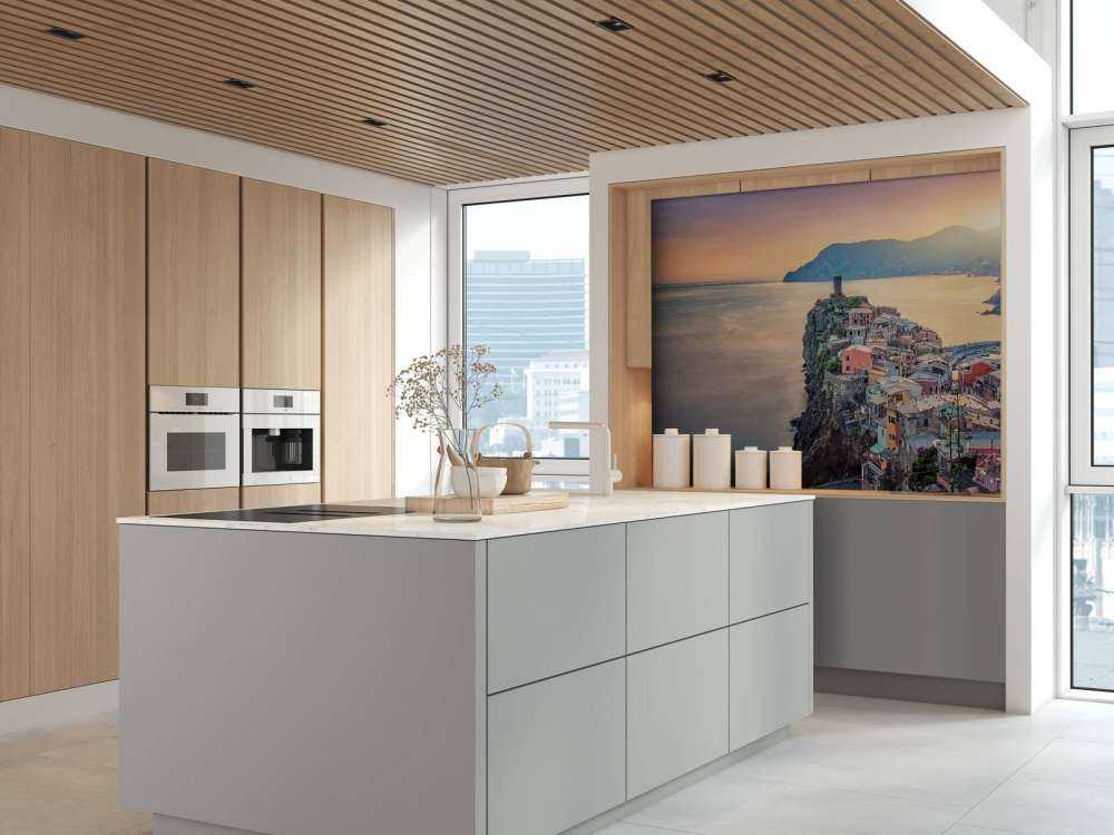 Zonsondergang boven kleurrijke kustrotsen