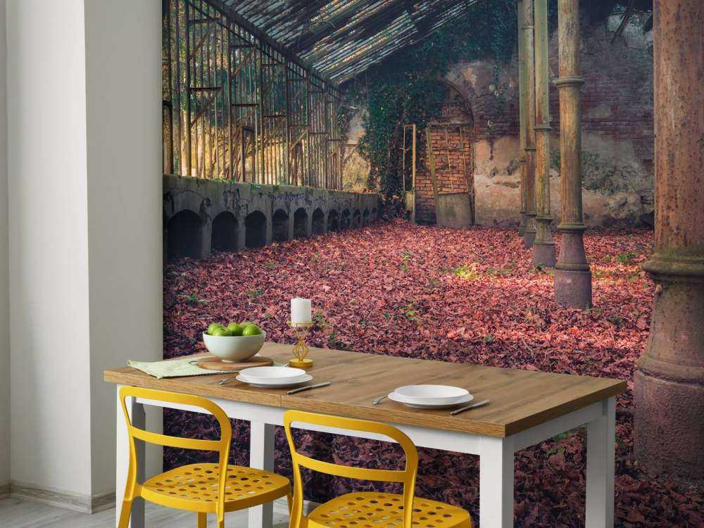 Verlaten huis met bladeren