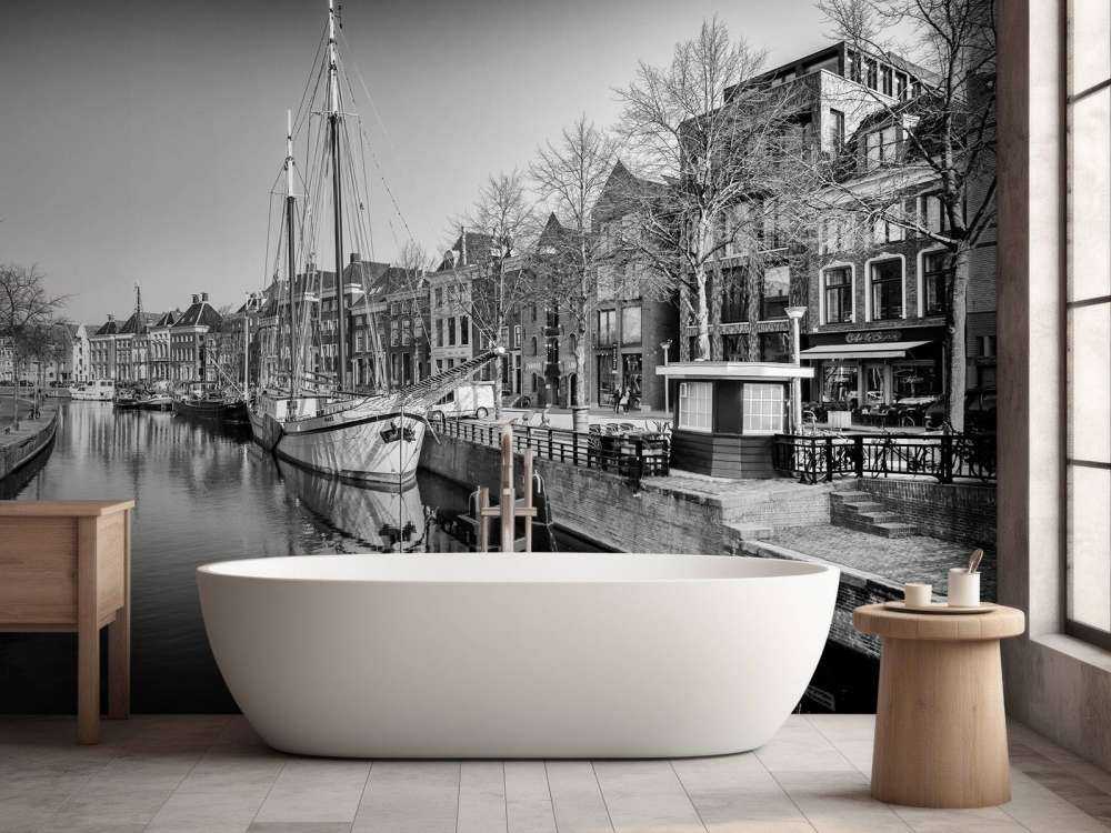 Historisch schip gelegen in de rivier de A in Groningen  In zwart wit  