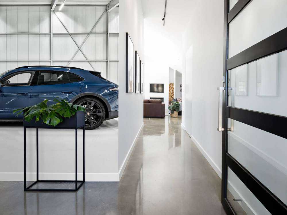 Porsche in industriehal