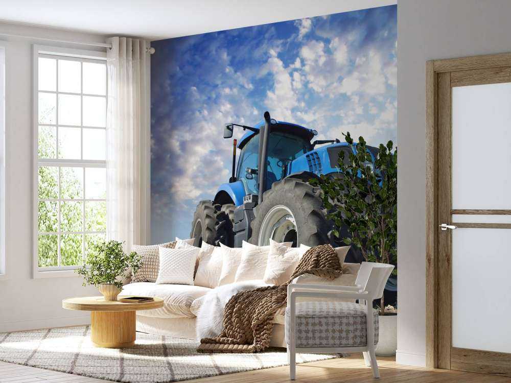 Grote blauwe tractor onder een bewolkte hemel