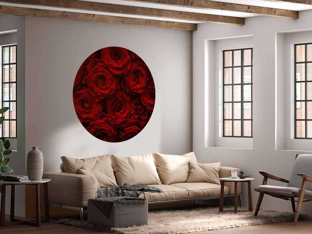 Rode rozen met druppels water erop