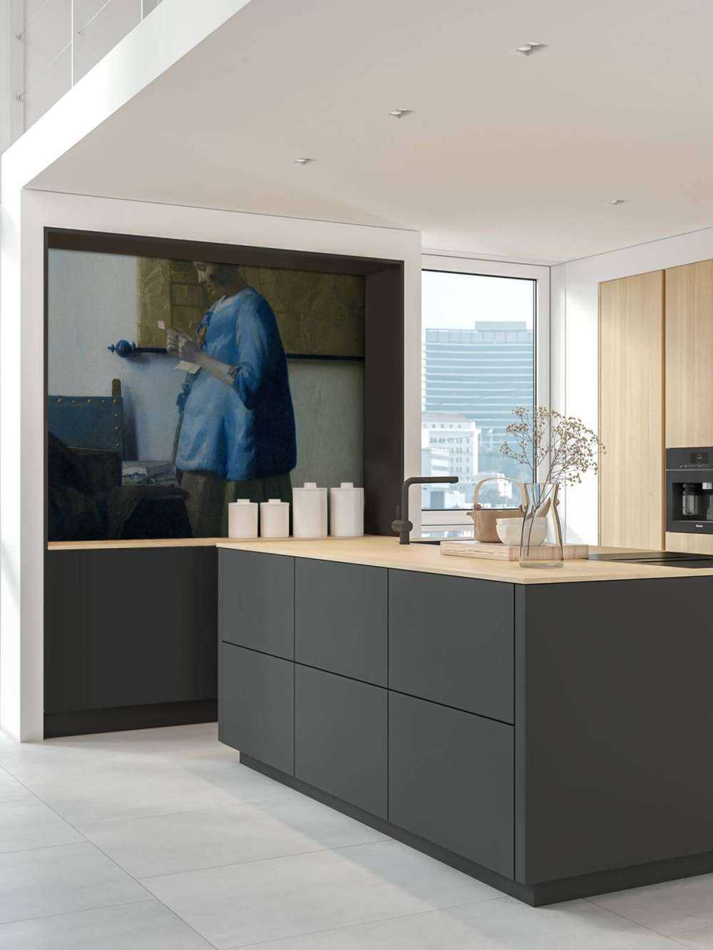 Brieflezende vrouw in het blauw