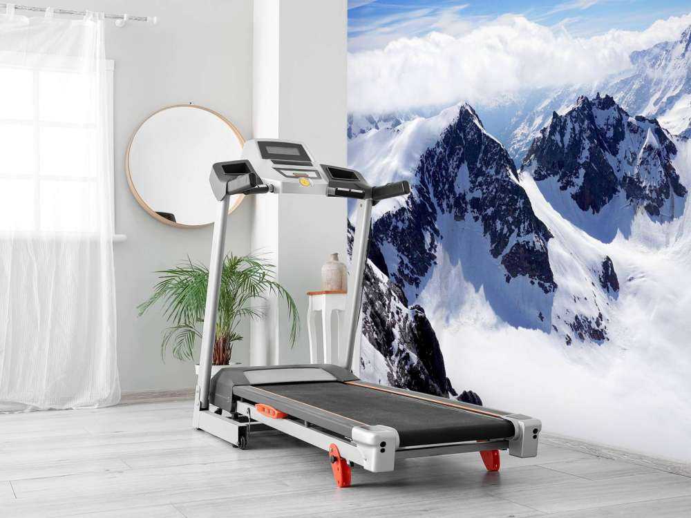 Ingesneeuwde bergen op een heldere dag