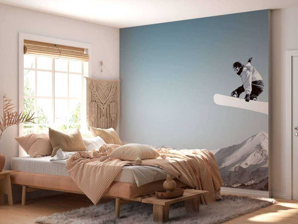 Snowboarder maakt een hoge sprong