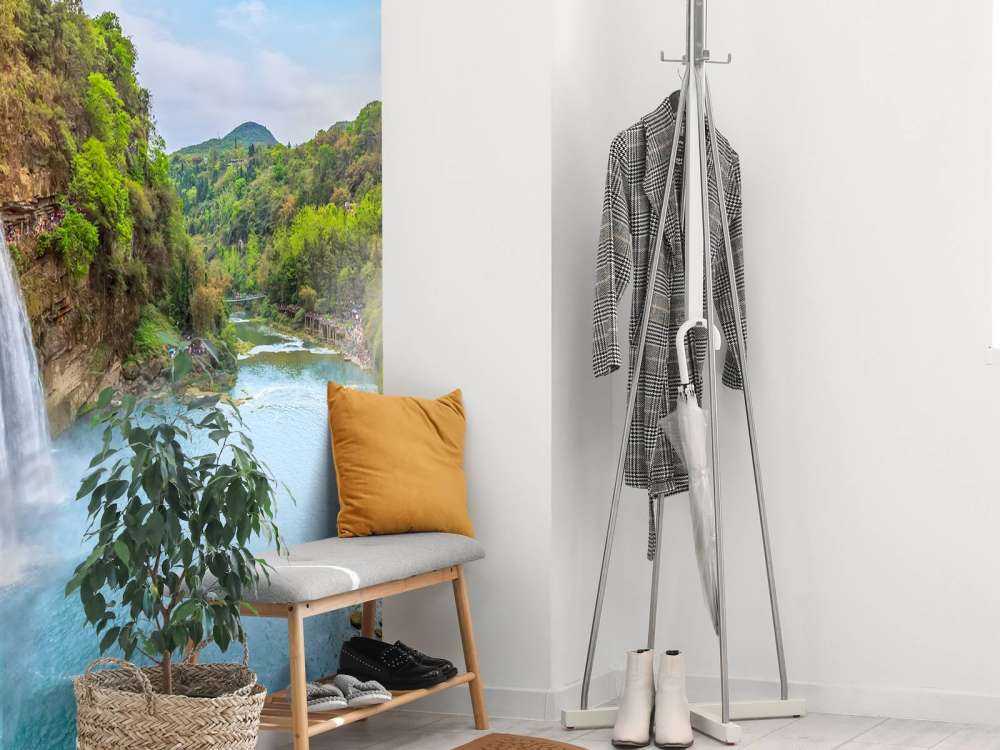 Rustgevende waterval naar een rivier