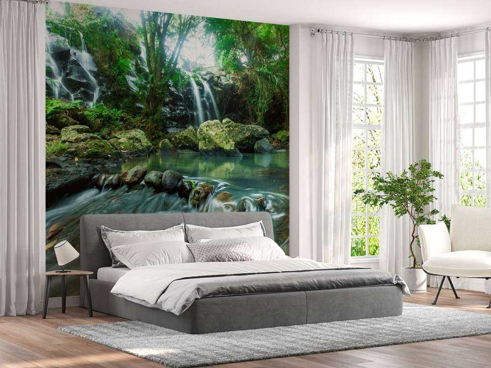 Waterval door een tropisch regenwoud