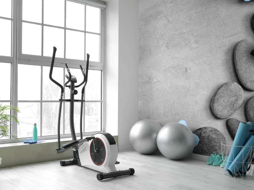 Grijze stenen met een blauwe vlinder en bloemen