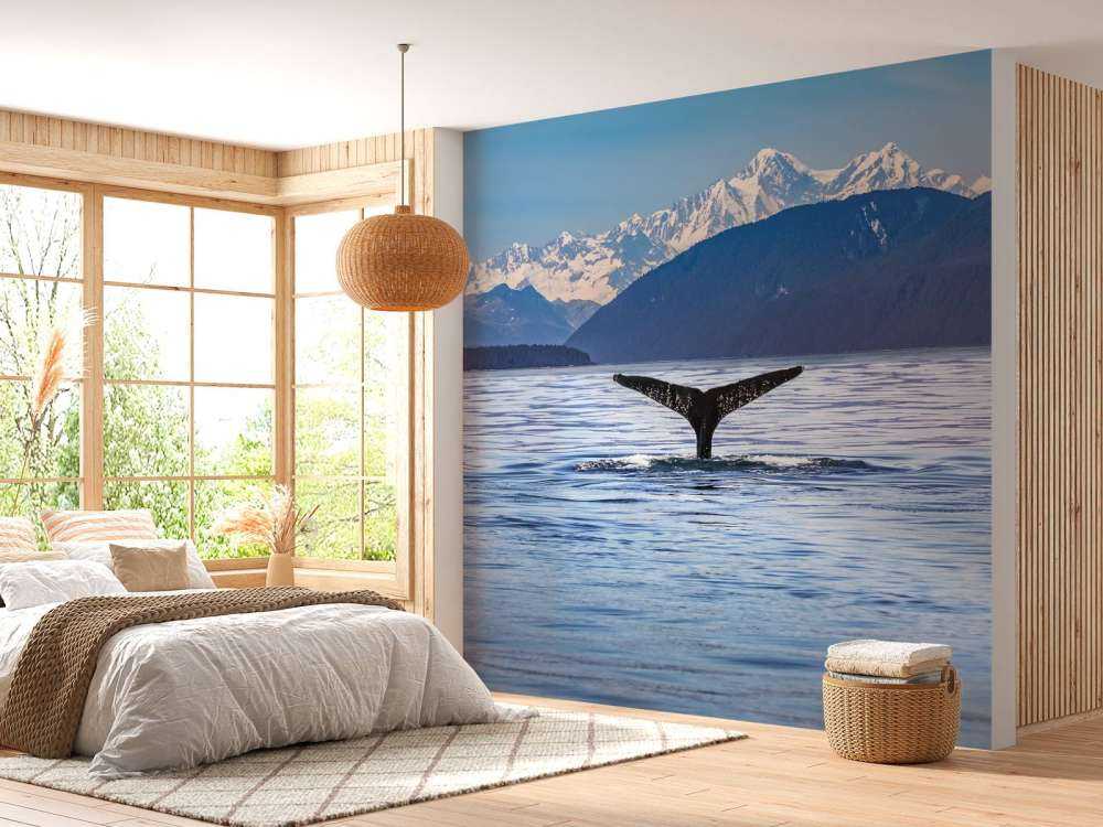 Duikende walvis met bergen op de achtergrond