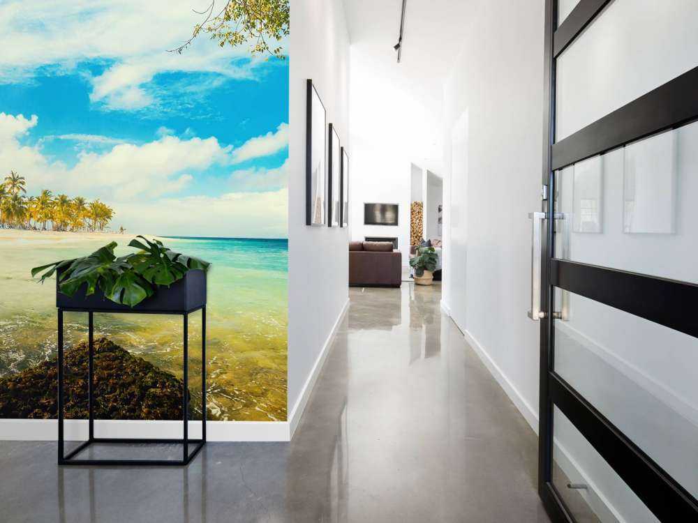 Wit strand met een kleurrijke zee