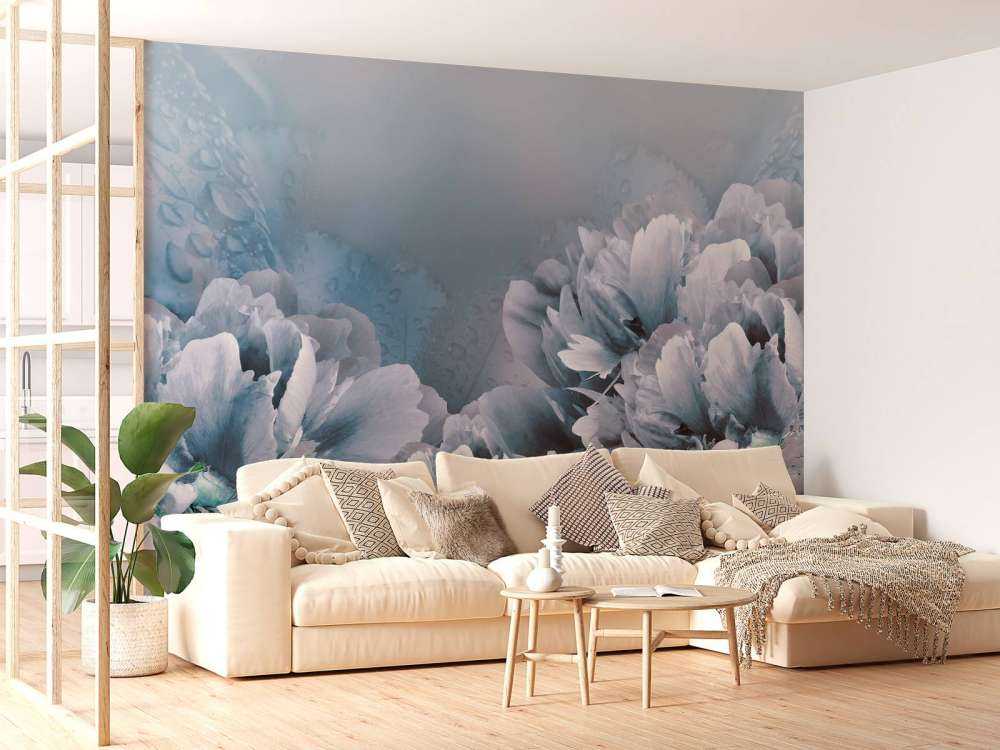 Lichtkleurige bloemen met een blauwe achtergrond