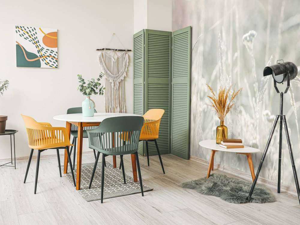 Weide planten in de zon met een wazige achtergrond