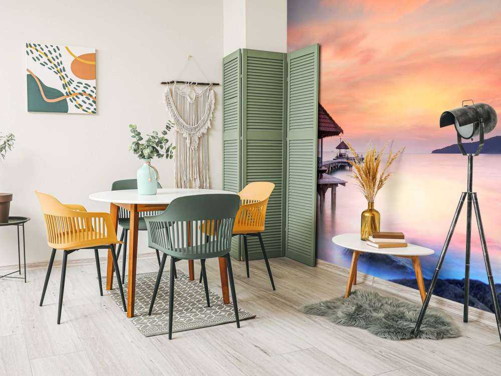 Zeesteiger boven kleurrijk water