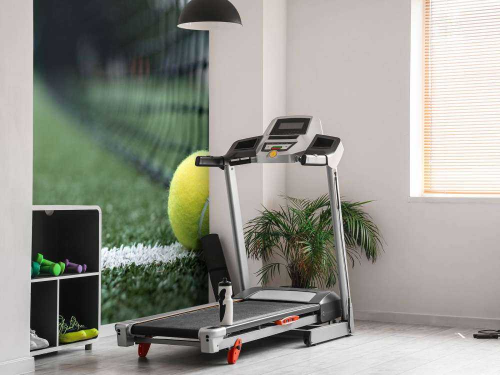 Gele tennisbal tegen het net aan