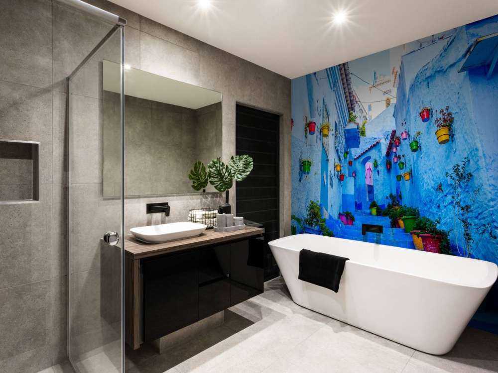 Blauwe straat met kleurrijke bloemenemmers in Marokko