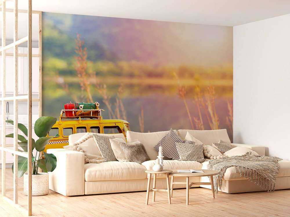 Miniatuur gele bus in de natuur