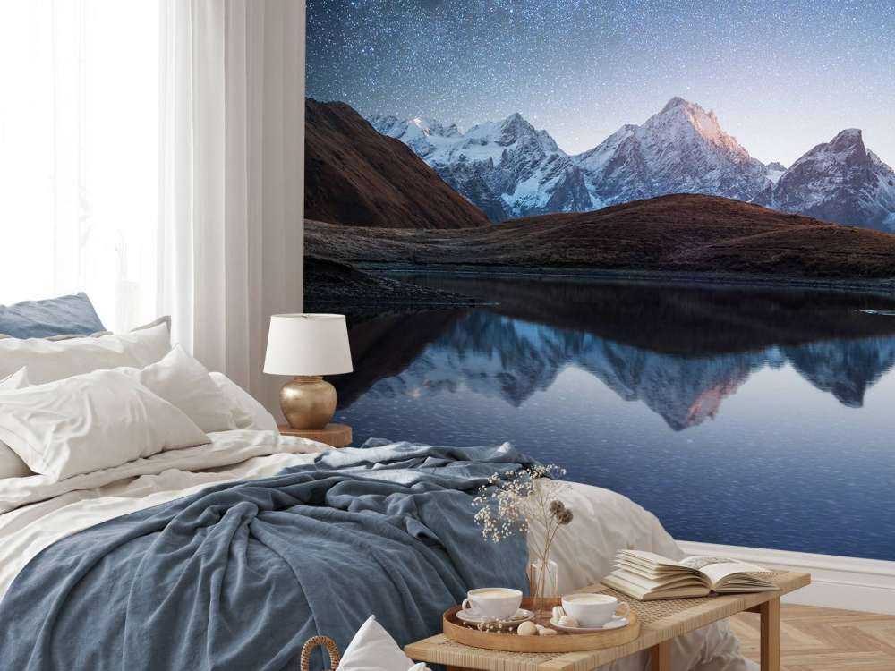 Bergen met sneeuw bij nacht