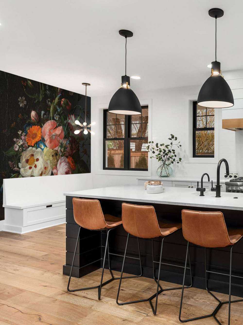 Stilleven met bloemen op een marmeren tafelblad