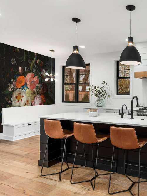 Stilleven met bloemen op een marmeren tafelblad