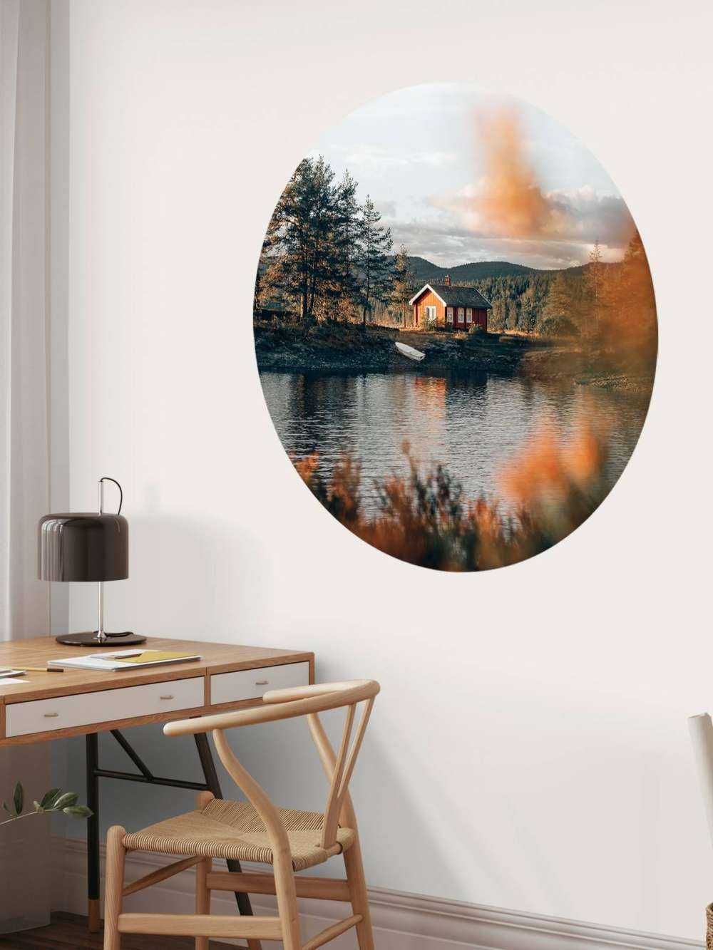 Rood huis bij het meer