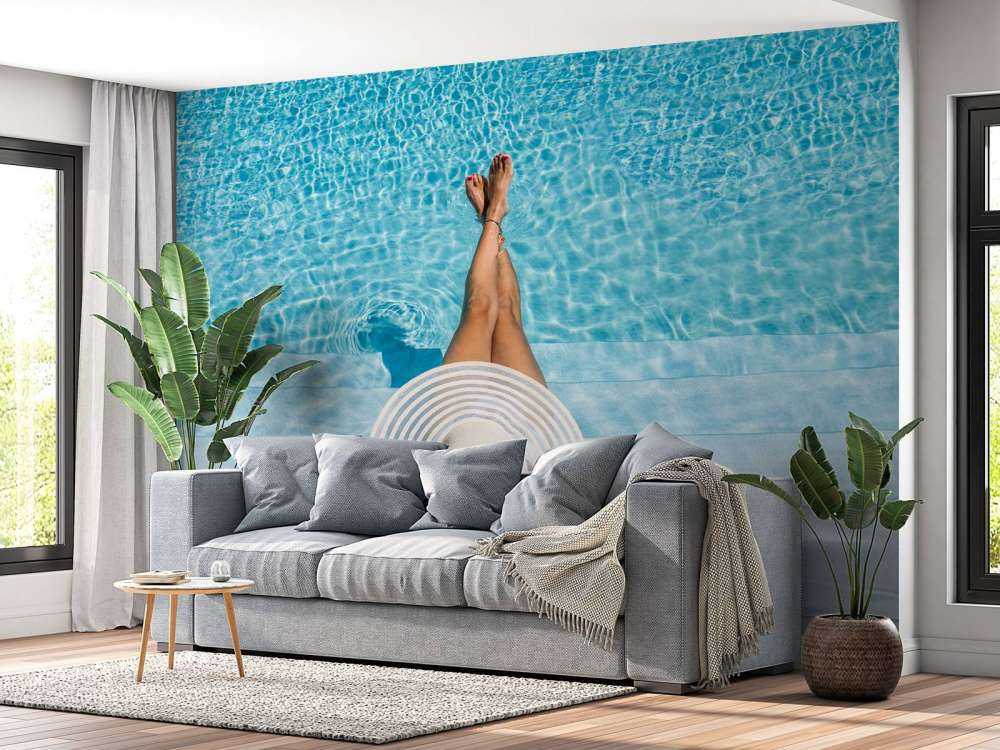 Vrouw bij het zwembad