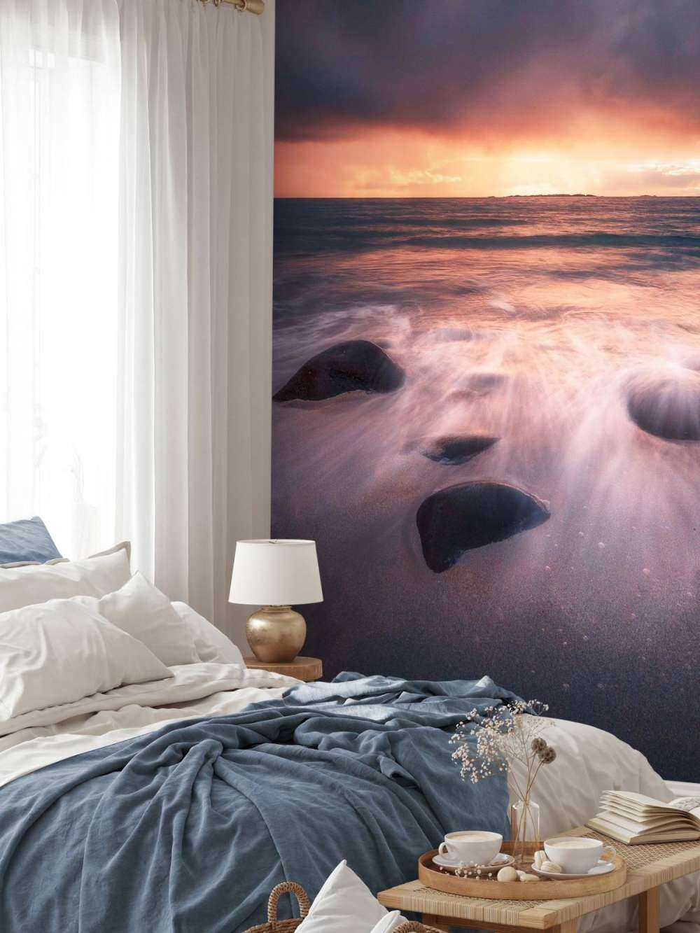 Avondgloed over stenen kustlijn