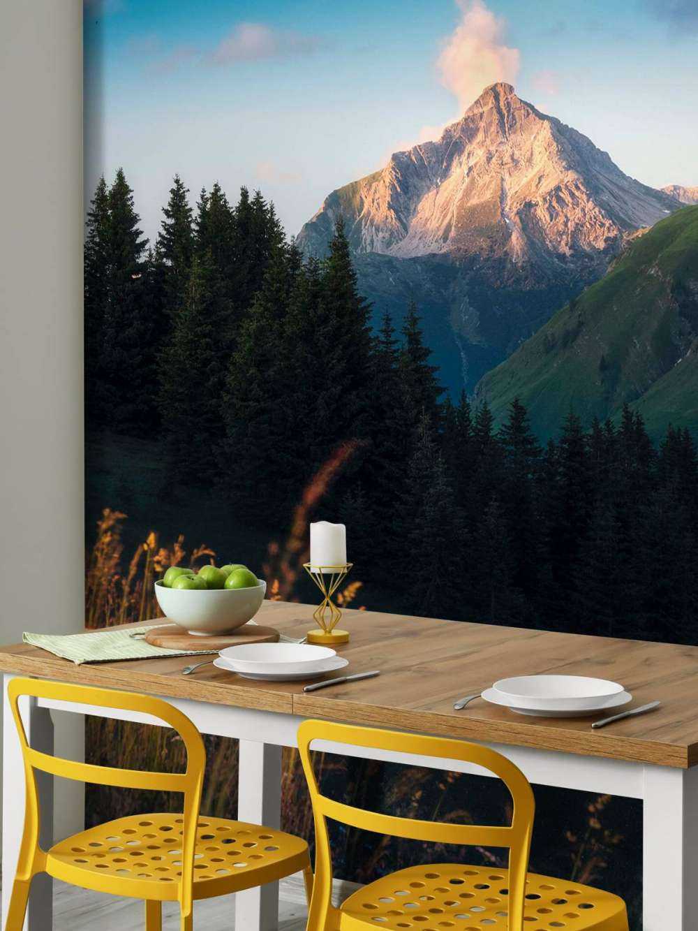 Avondlicht op alpentop met bloemenveld