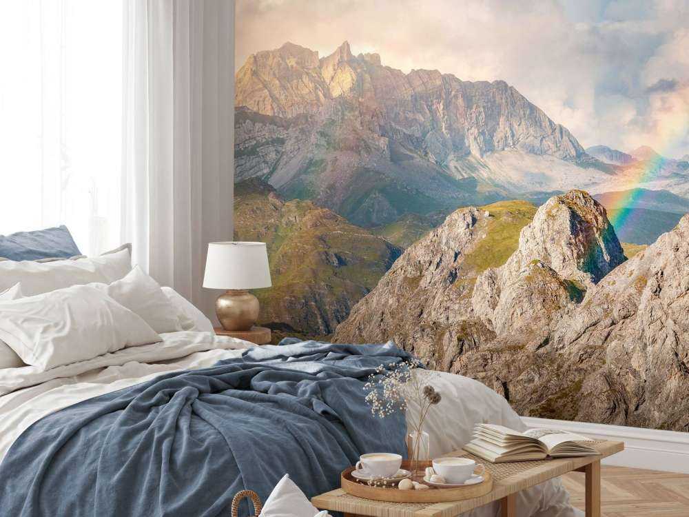 Regenbooglicht over ruige bergen