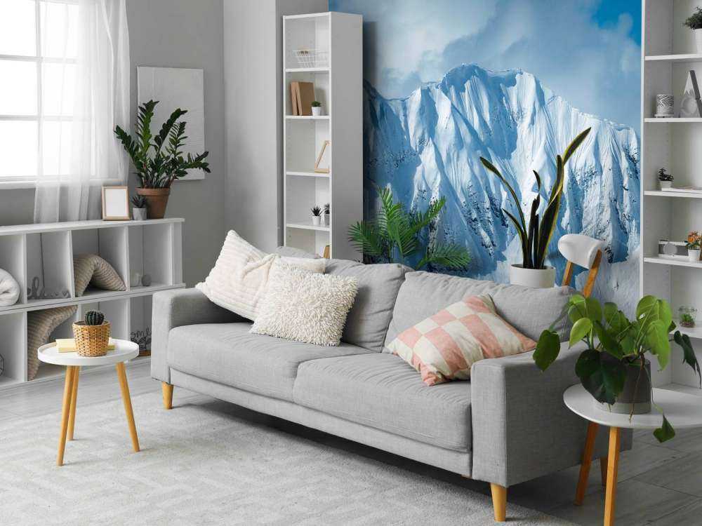 Steile sneeuwtoppen onder winterzon