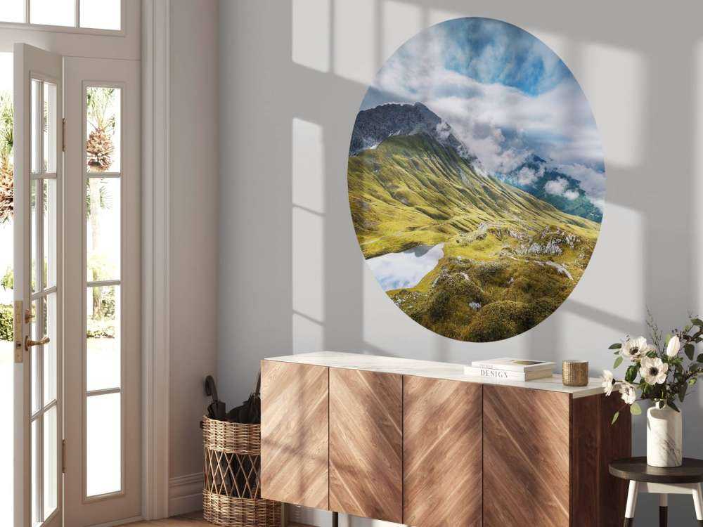 Berglandschap met wolken en bergmeer