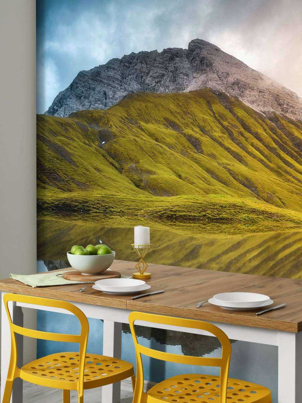 Bergtop weerspiegeld in ochtendlicht