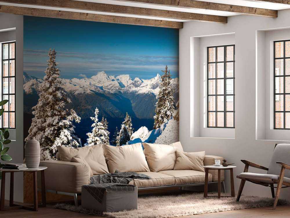 Besneeuwde dennen met bergzicht