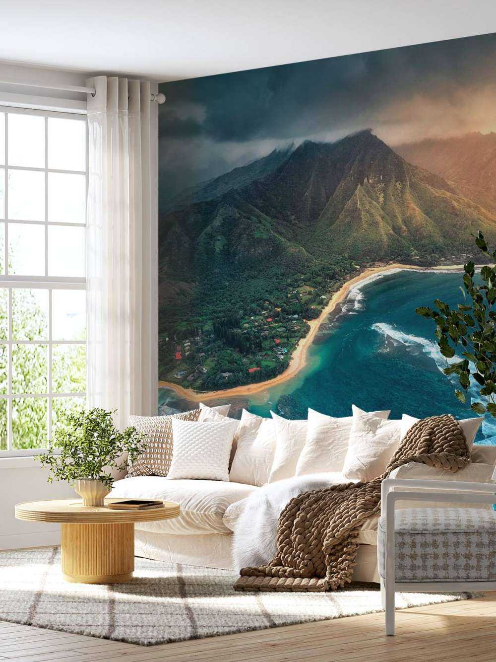 Tropische kustlijn onder dreigende hemel