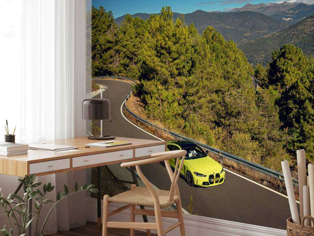 Limegroene BMW op bergweg